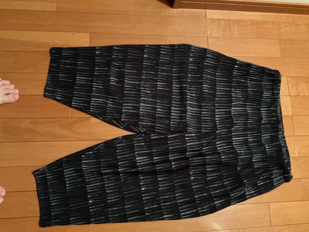 イッセイミヤケ　オムプリッセ　サルエルパンツ 黒のストライプ