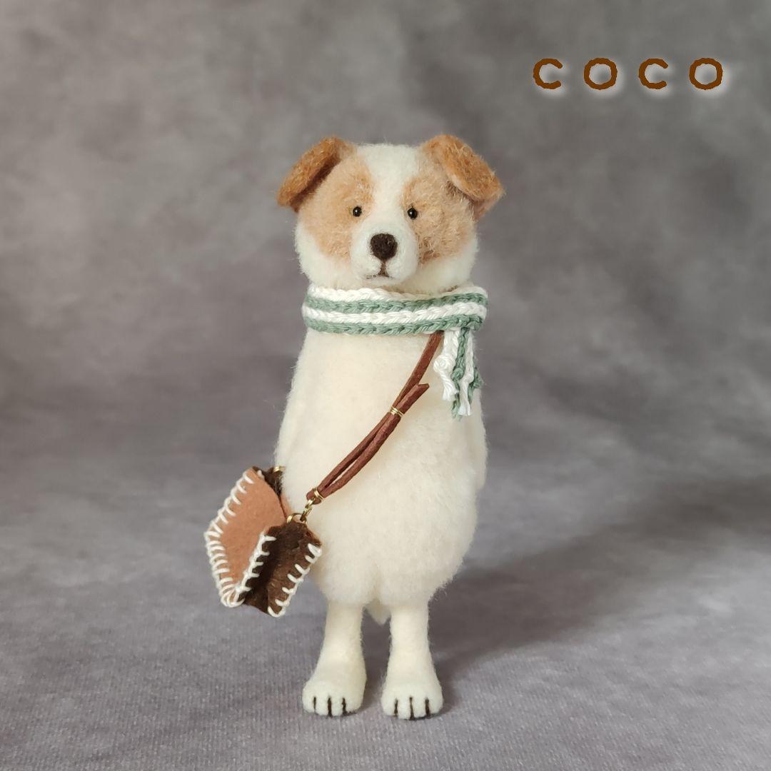 ショルダーバックを下げたハチワレわんこさん