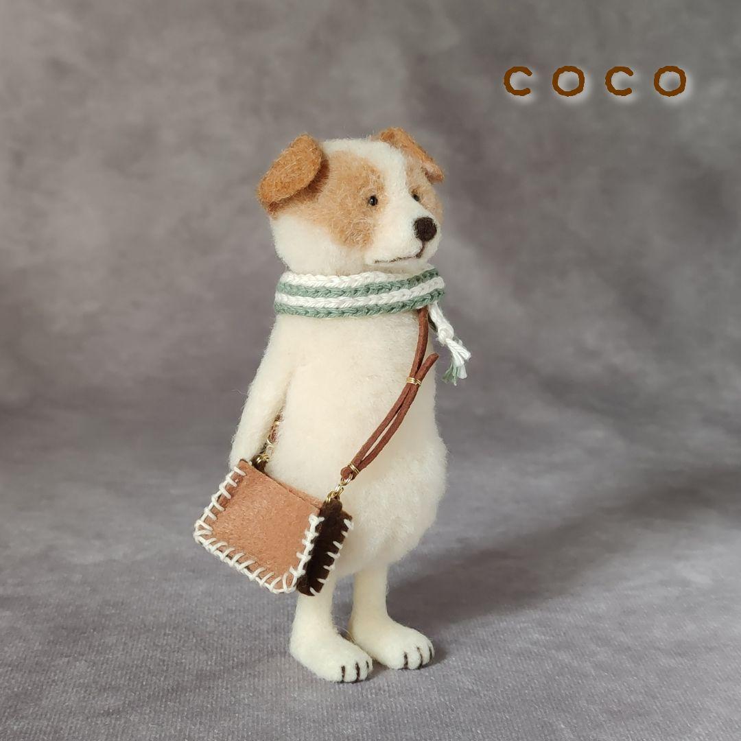 ショルダーバックを下げたハチワレわんこさん