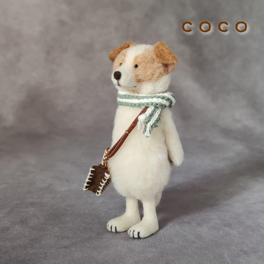 ショルダーバックを下げたハチワレわんこさん