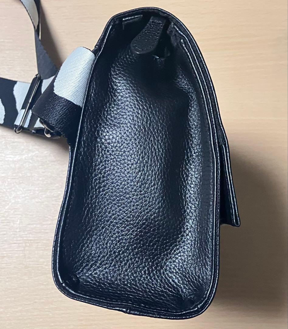 イアパピヨネ　柄ワイドテープショルダーバッグ　ダルメシアン柄