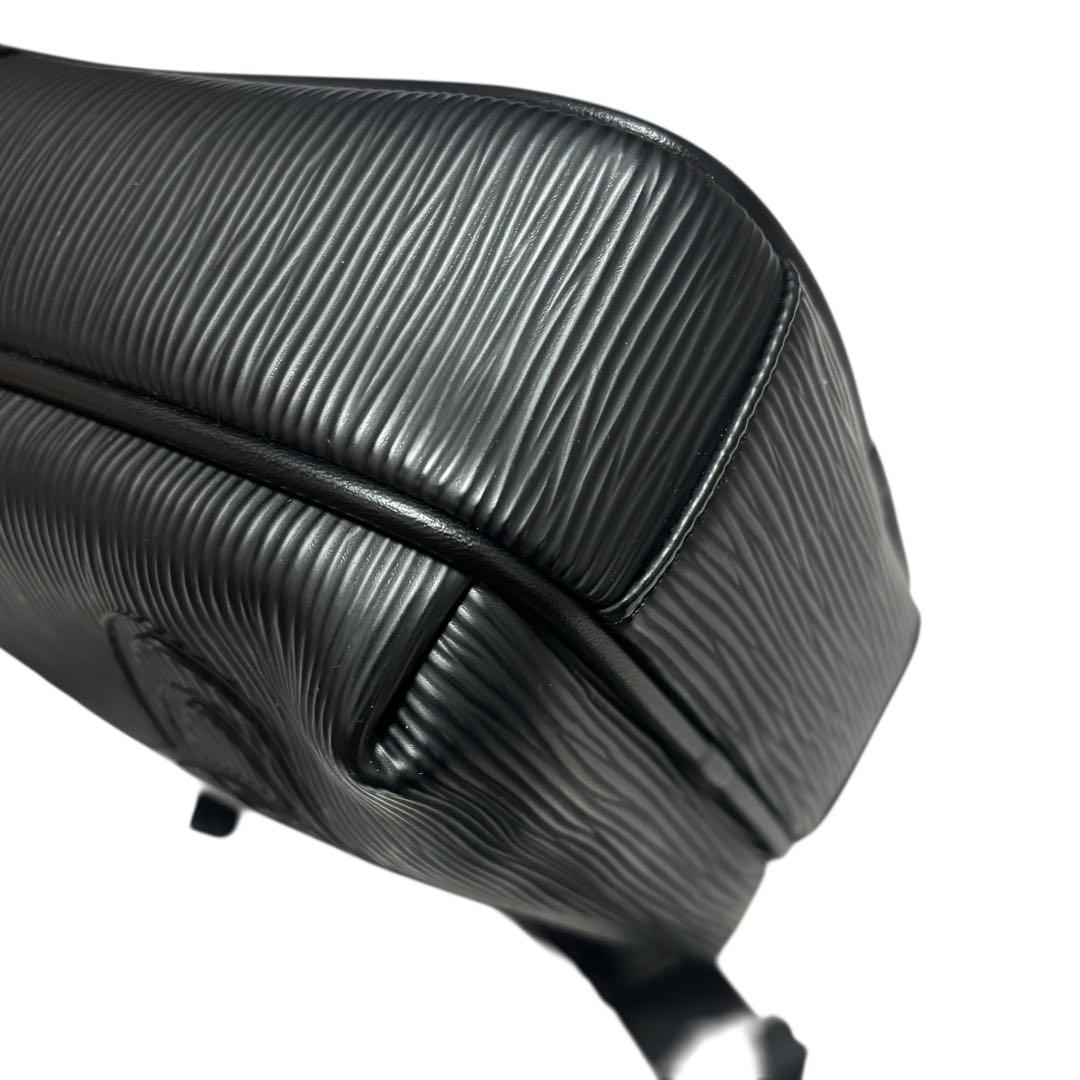 極美品　ヴィヴィアンウエストウッド ショルダーFLOW オーブ 黒 斜め掛け