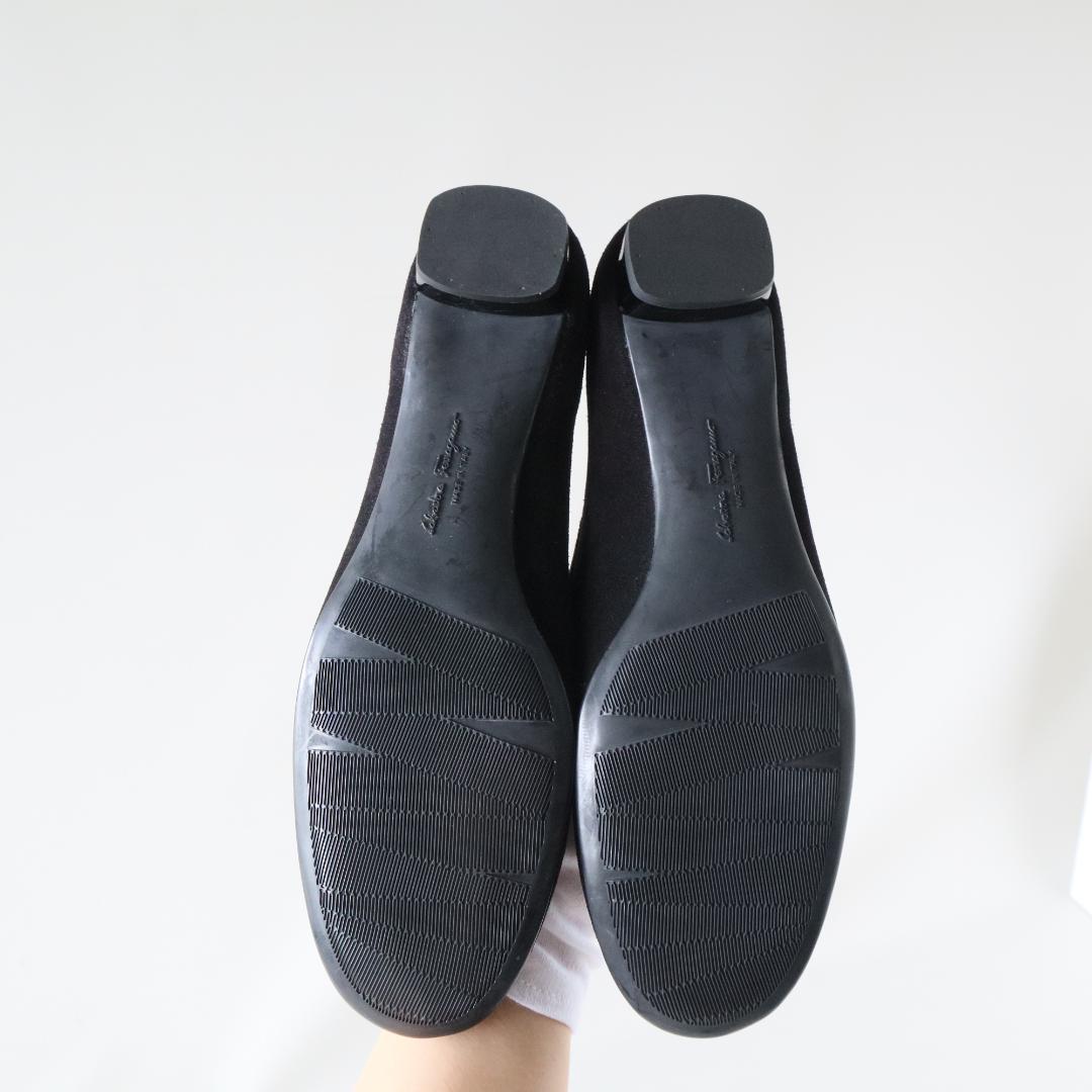 未使用フェラガモ　ヴァラパンプス黒　8D/25−25.5cm ロゴプレート