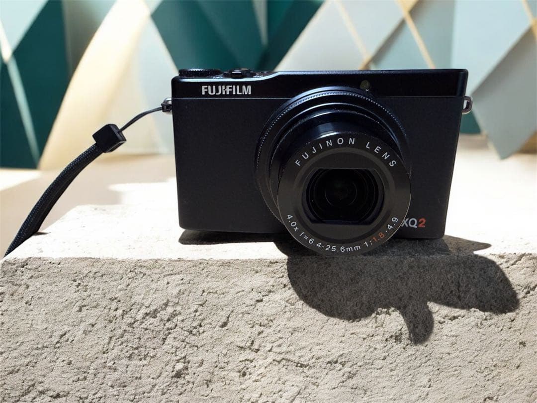 富士フィルムXQ2 コンパクトデジタルカメラ 美品　充電器有り　説明書無し