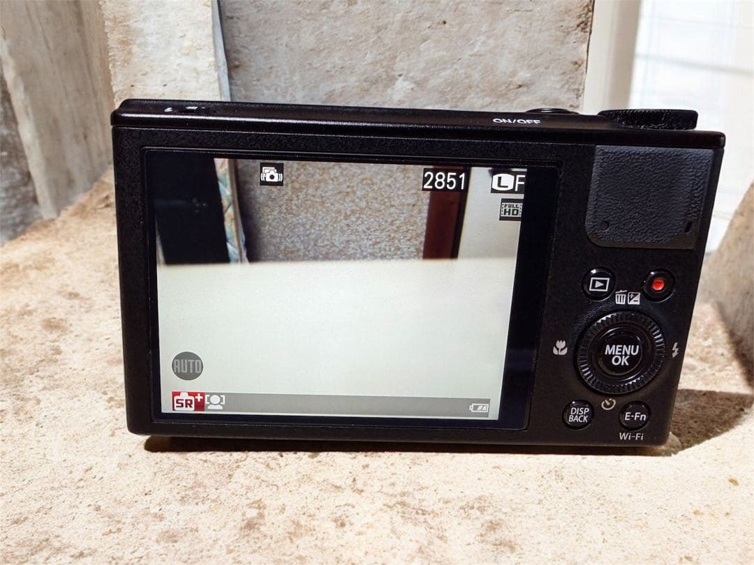 富士フィルムXQ2 コンパクトデジタルカメラ 美品　充電器有り　説明書無し