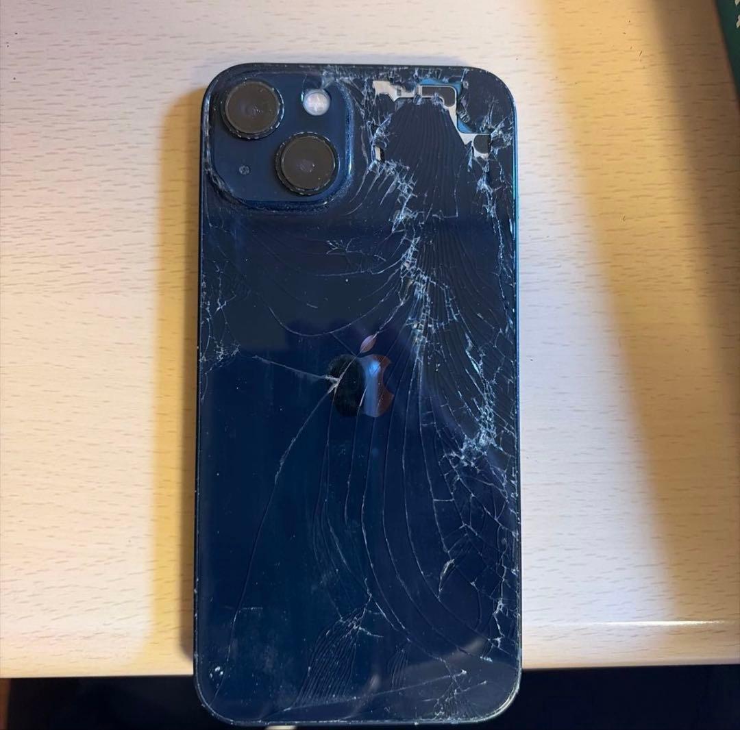 iPhone 13 ブラック 背面ひび割れあり