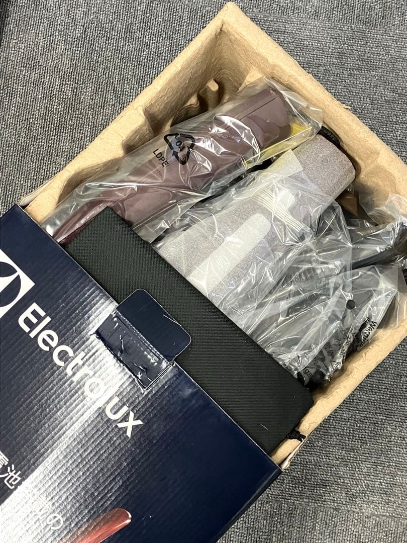 ［S12-56］新品 Electrolux スティッククリーナー ZB3107