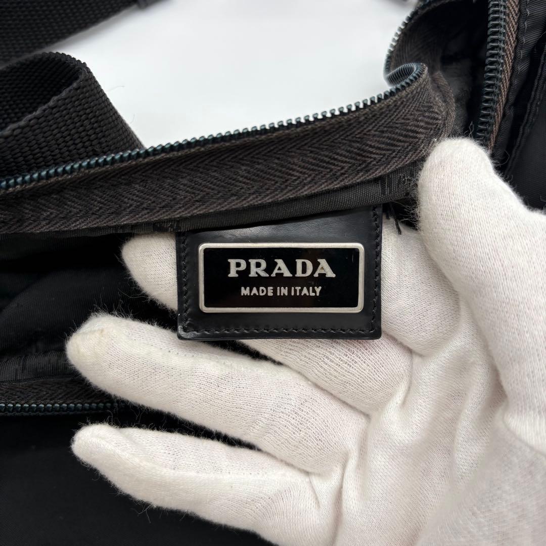 プラダ　ショルダーバッグ　ブラック　サコッシュ　ナイロン　三角ロゴ