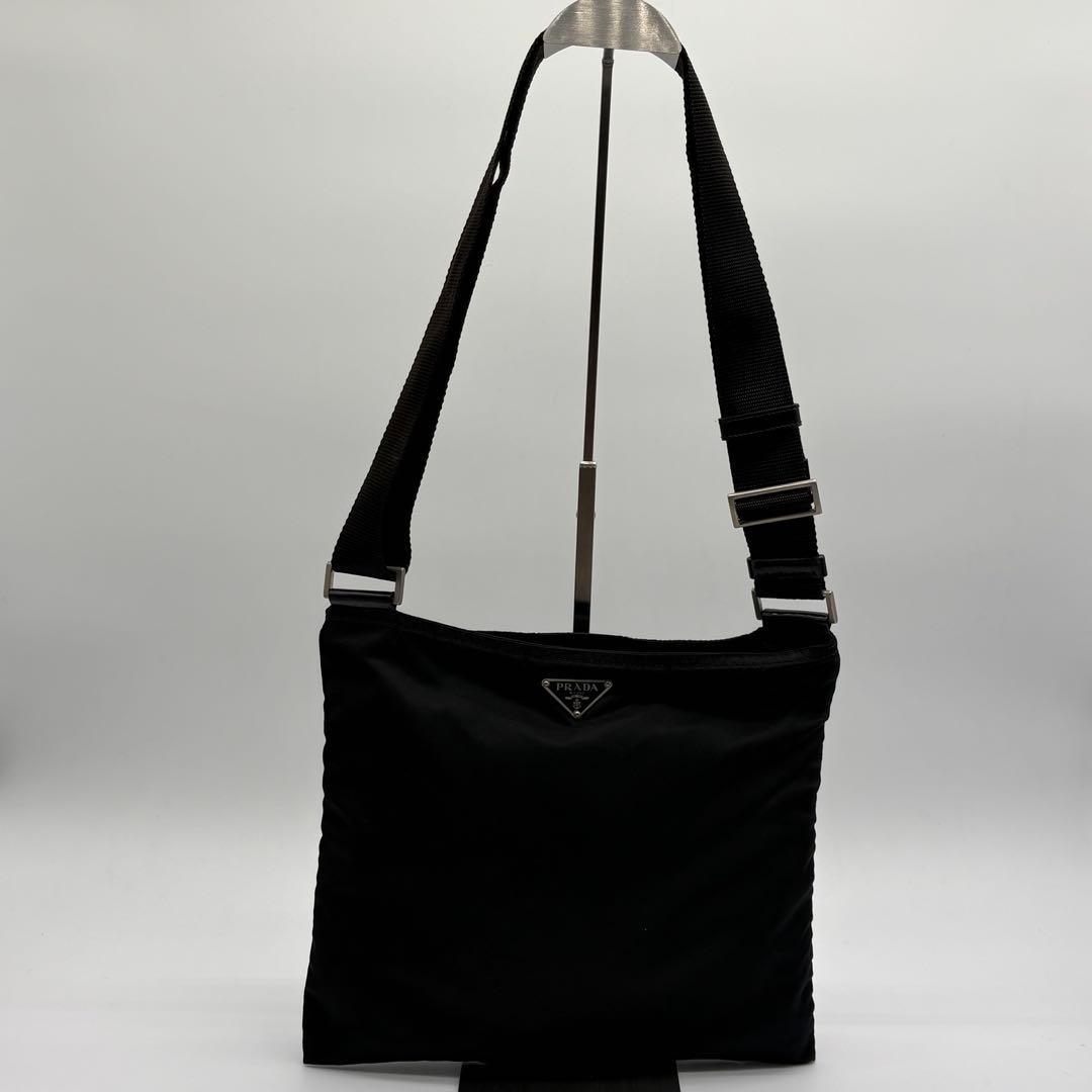 プラダ　ショルダーバッグ　ブラック　サコッシュ　ナイロン　三角ロゴ