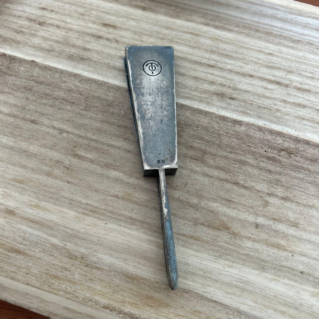 銀製　扇子型　楊枝入れ细工　梅　紅葉32g