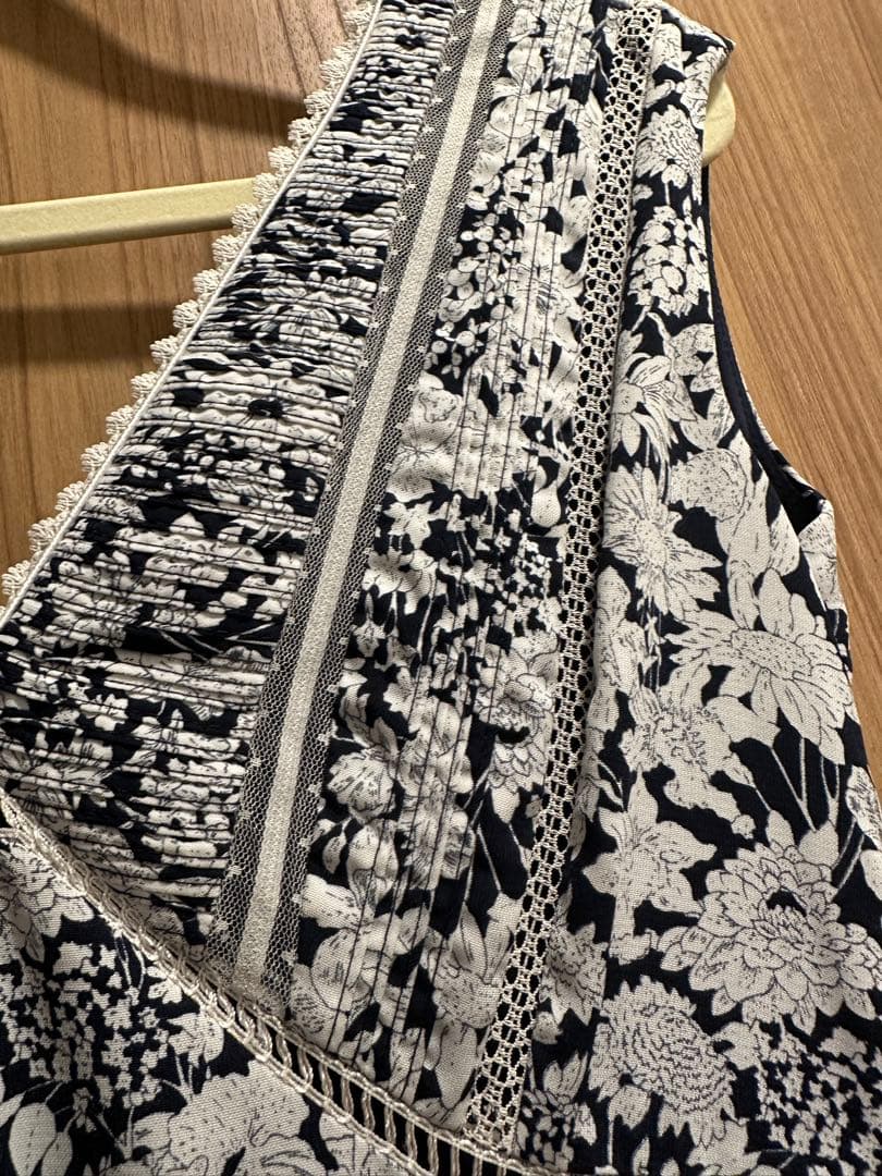 ワンピース Herlipto Lace Trimmed Floral Dress black