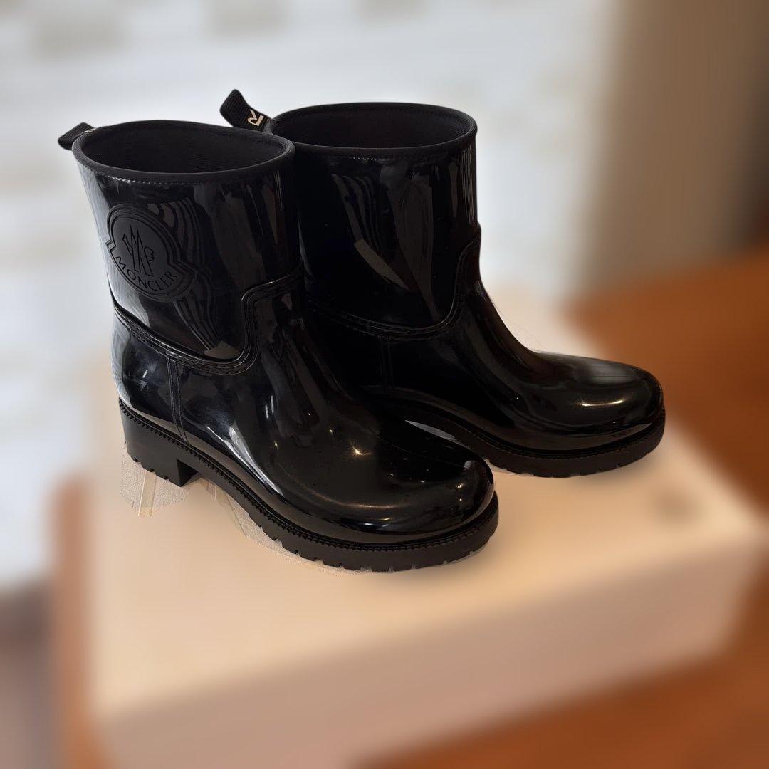 MONCLER ブラックショートブーツ