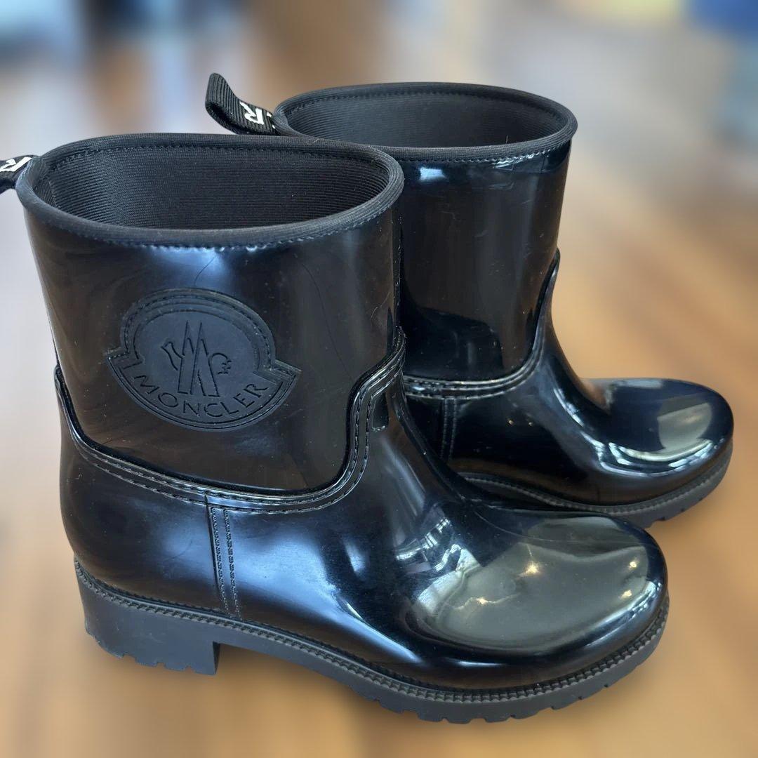 MONCLER ブラックショートブーツ