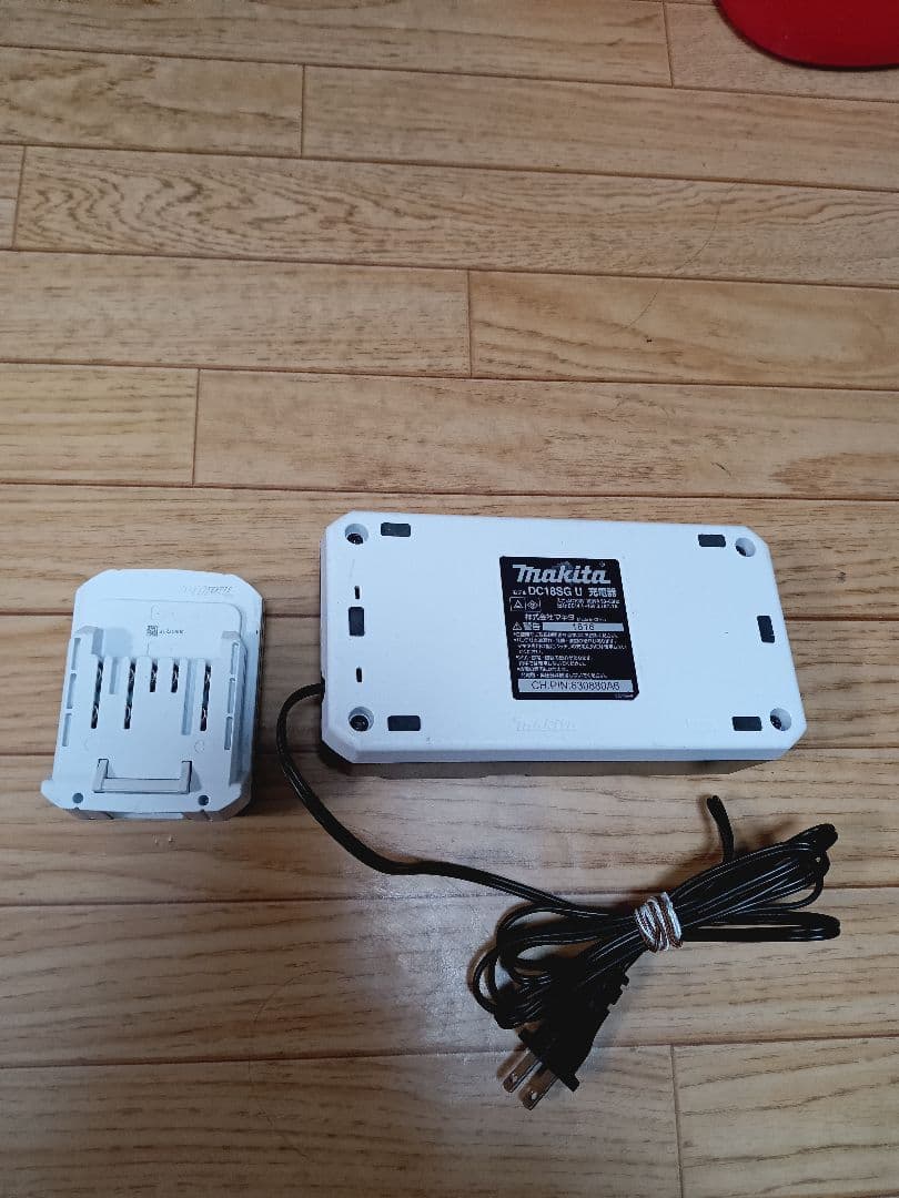 マキタ 充電式クリーナー MCL143D 14.4V　バッテリー、充電器付