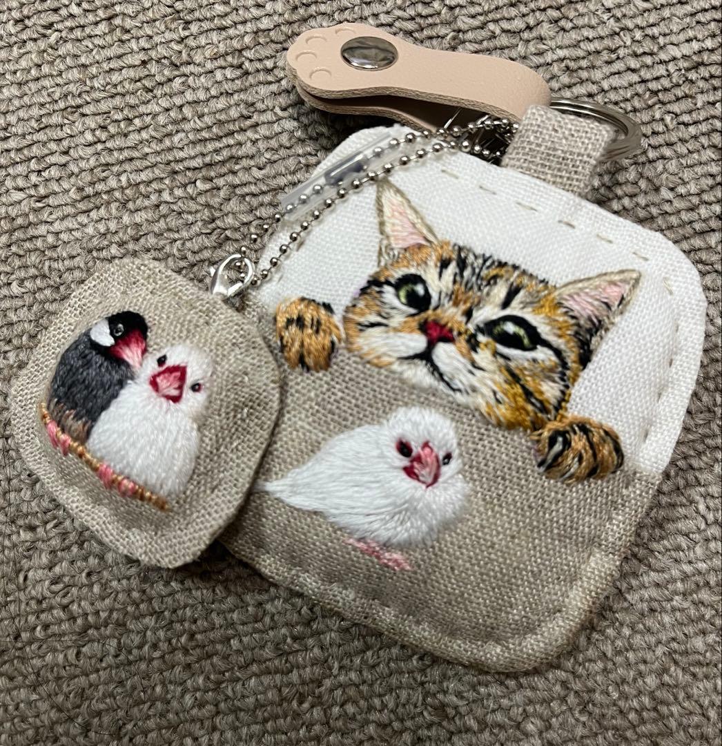 ゆ*い様 ハンドメイド刺繍キーホルダー　白文鳥と茶トラさん