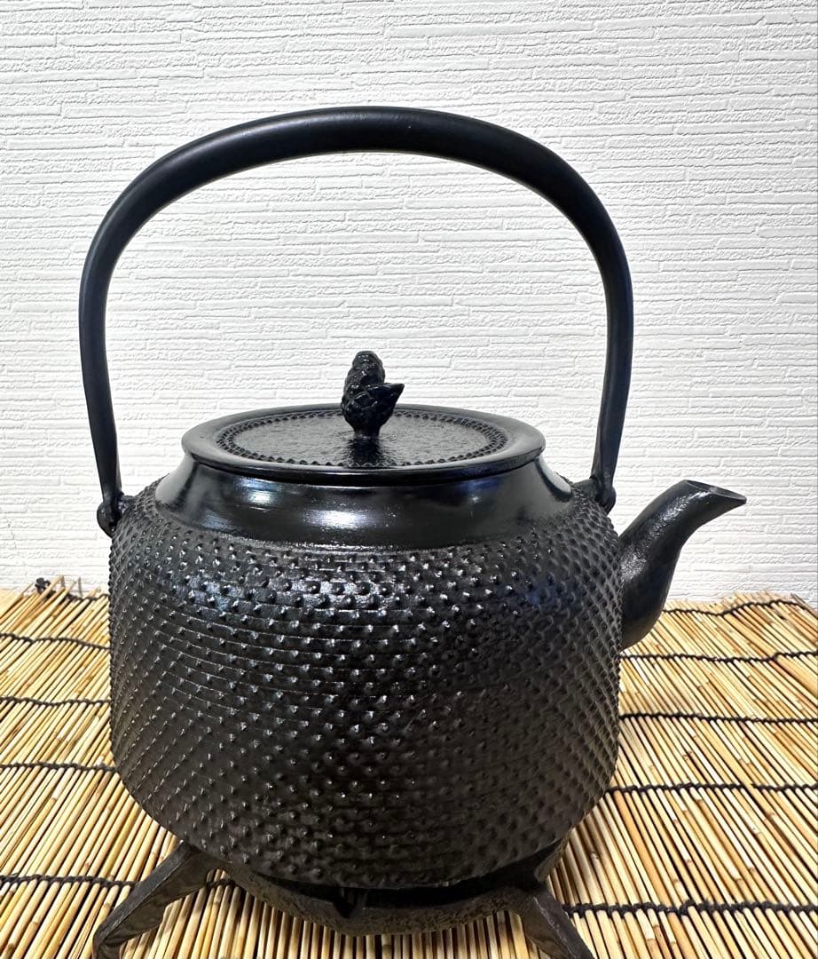 未使用品、供箱等付属品付　南部盛榮堂OIGEN造　１８型アラレ　南部鉄瓶