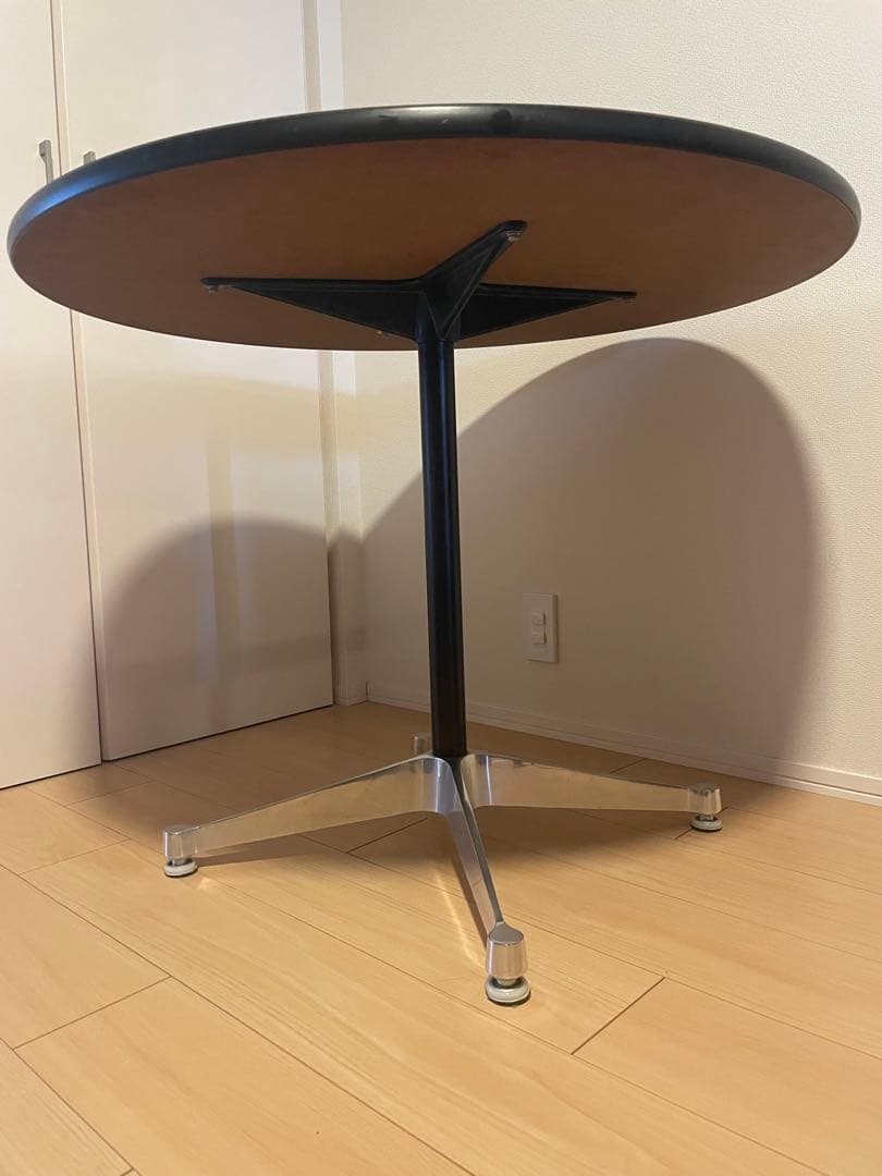 ハーマンミラー　丸テーブル