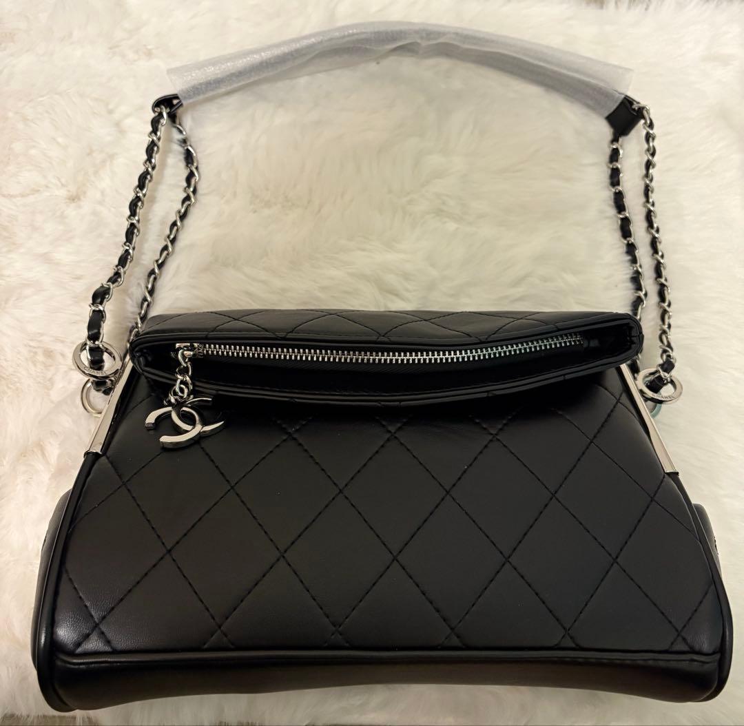 CHANEL ブラックレザー ショルダーバッグ ノベルティ チャーム