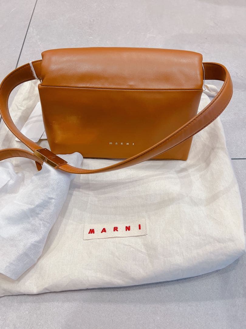 MARNIレザー　ショルダーバッグ　パテッド