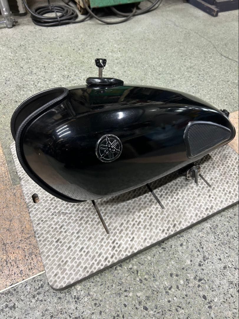 ヤマハ　SR400 1JR 純正タンク　凹み箇所あり