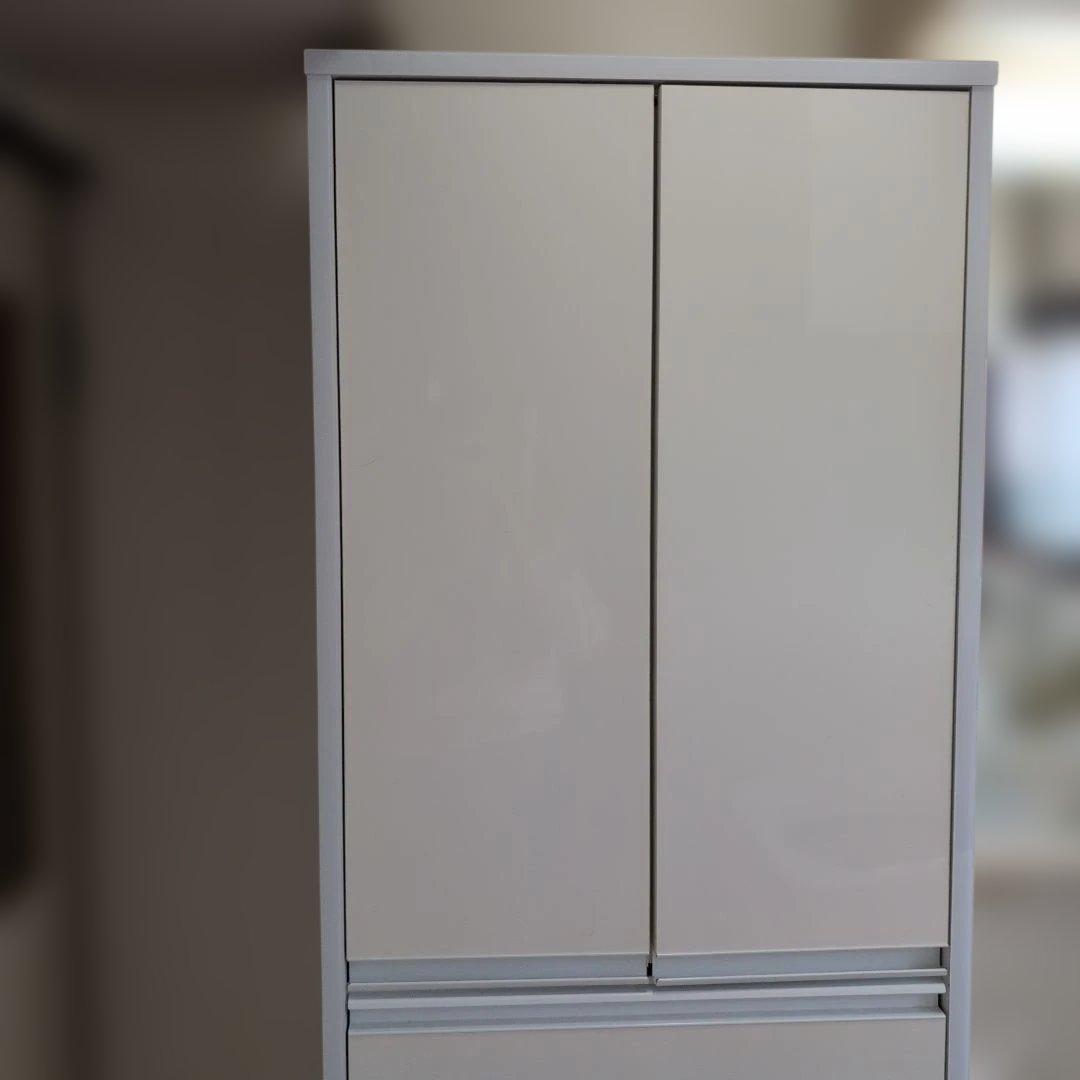 鏡面扉チェスト　オフホワイト 大容量収納棚 　リビング　キッチン　洗面所に！美品