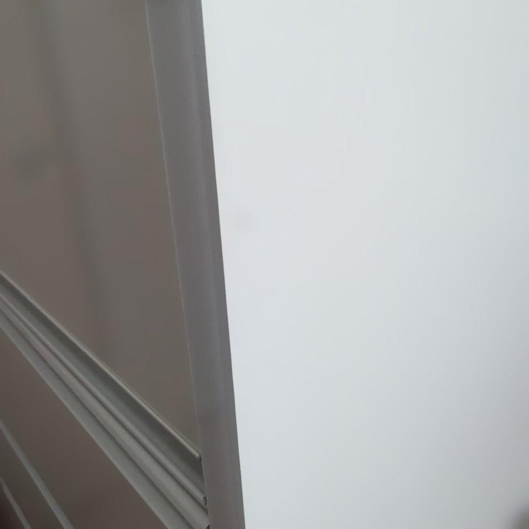 鏡面扉チェスト　オフホワイト 大容量収納棚 　リビング　キッチン　洗面所に！美品