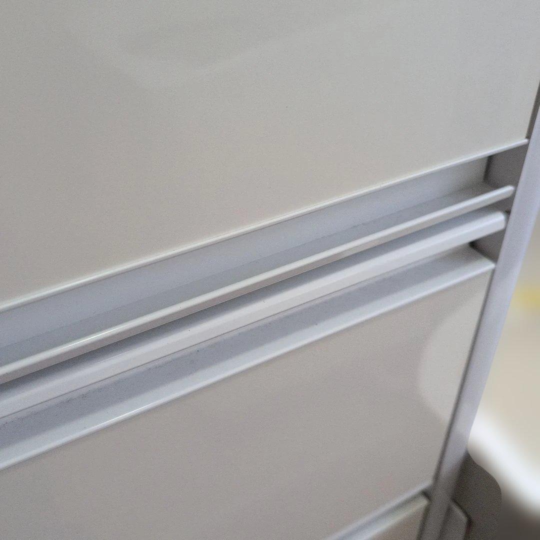 鏡面扉チェスト　オフホワイト 大容量収納棚 　リビング　キッチン　洗面所に！美品