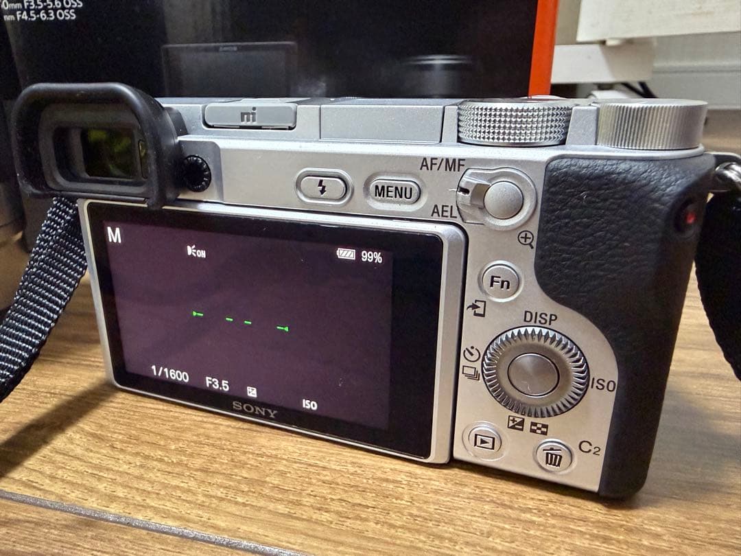 Sony α6400 ミラーレスカメラ ダブルレンズキット　価格交渉受付ます。