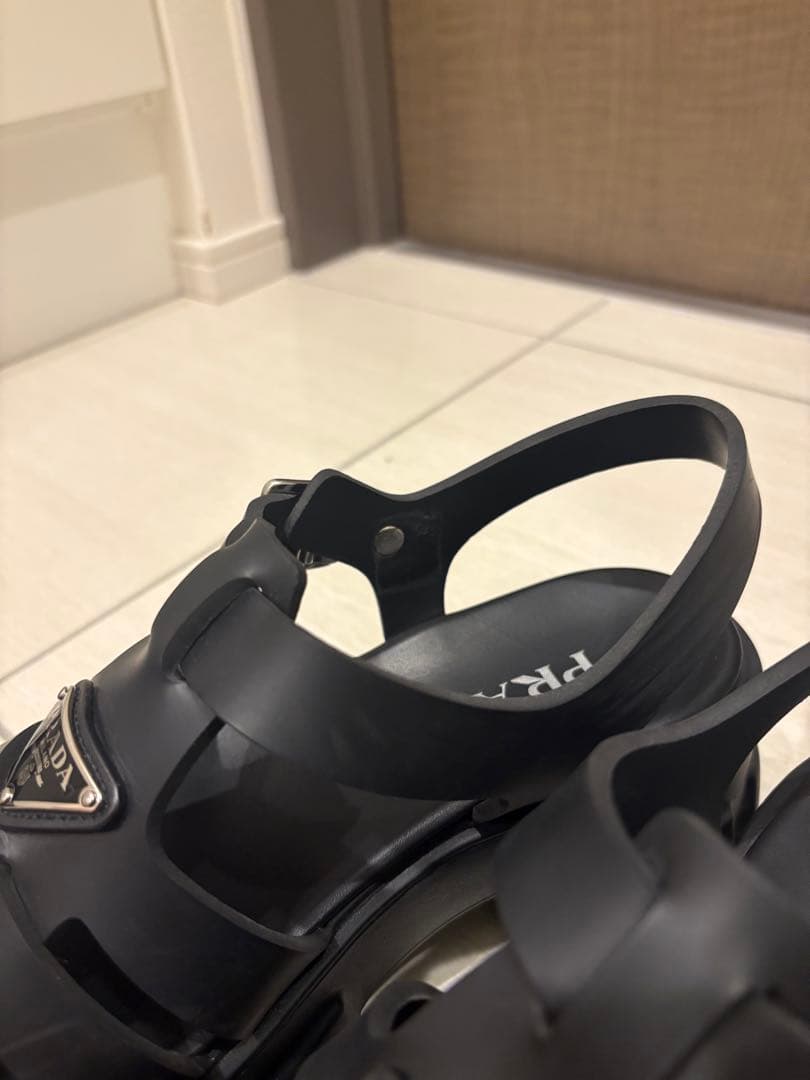【KIN】PRADA ブラック ラバー サンダル ストラップ付