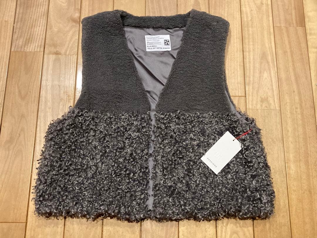 新品　未使用　パシオーネ　ベスト　エコファー　ボア　Vネック　ショート