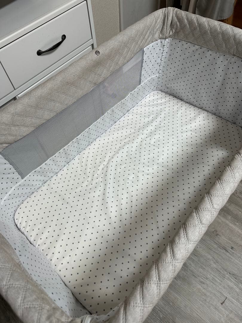 美品 折りたたみ式ベビーベッド 添い寝 コンパクトベビーベッド 収納袋付 グレー