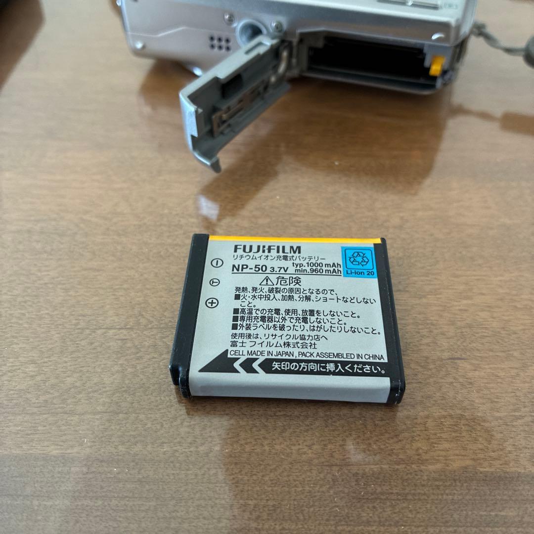 Fujifilm FinePix F100 シルバー