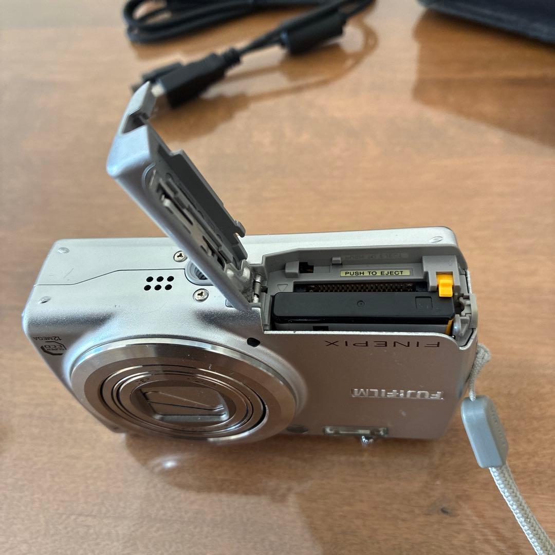 Fujifilm FinePix F100 シルバー