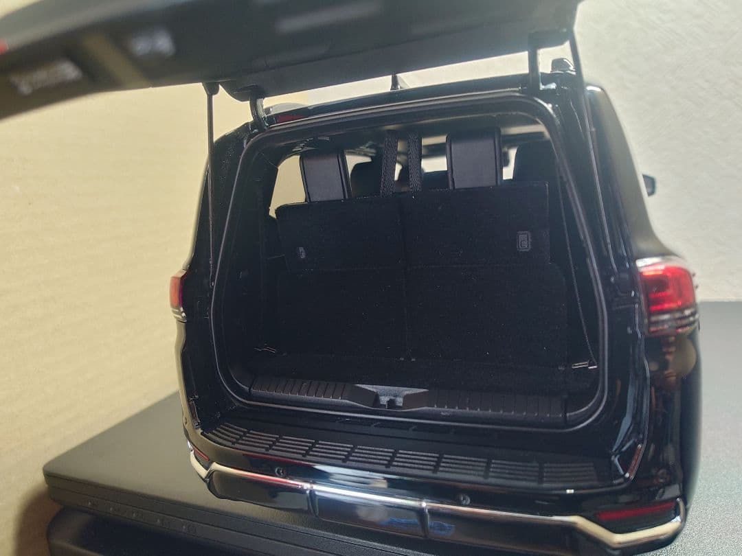 LCD Models 1/18 ランドクルーザー300 ZX