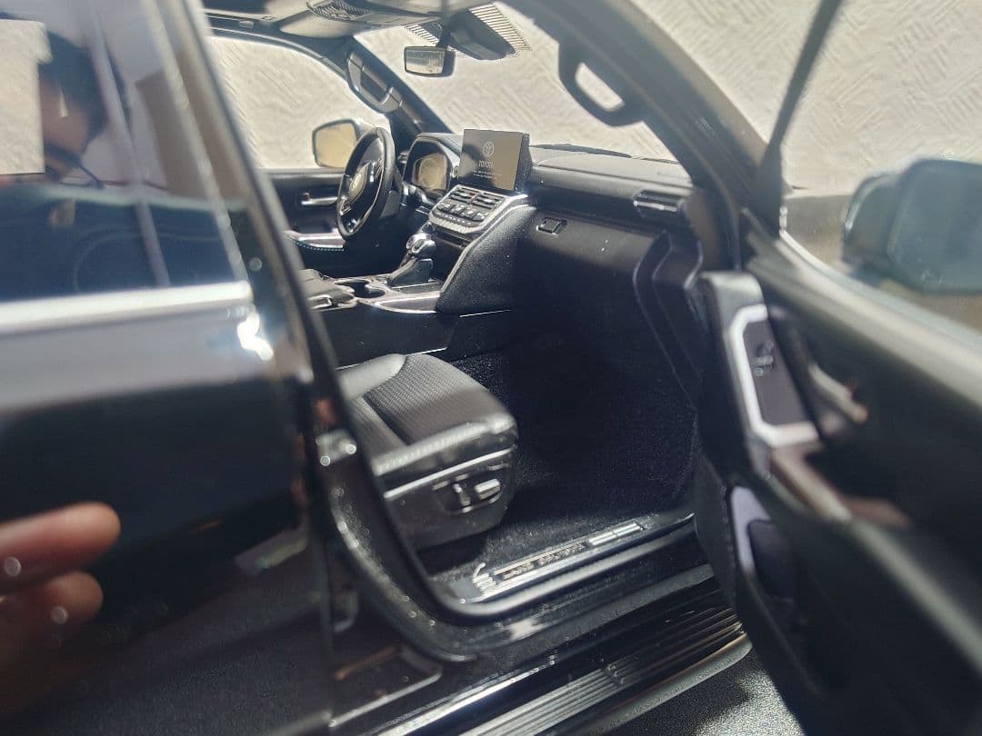 LCD Models 1/18 ランドクルーザー300 ZX