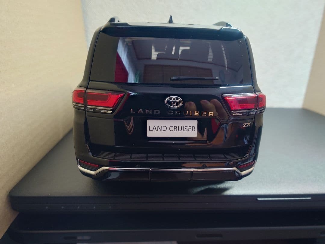 LCD Models 1/18 ランドクルーザー300 ZX