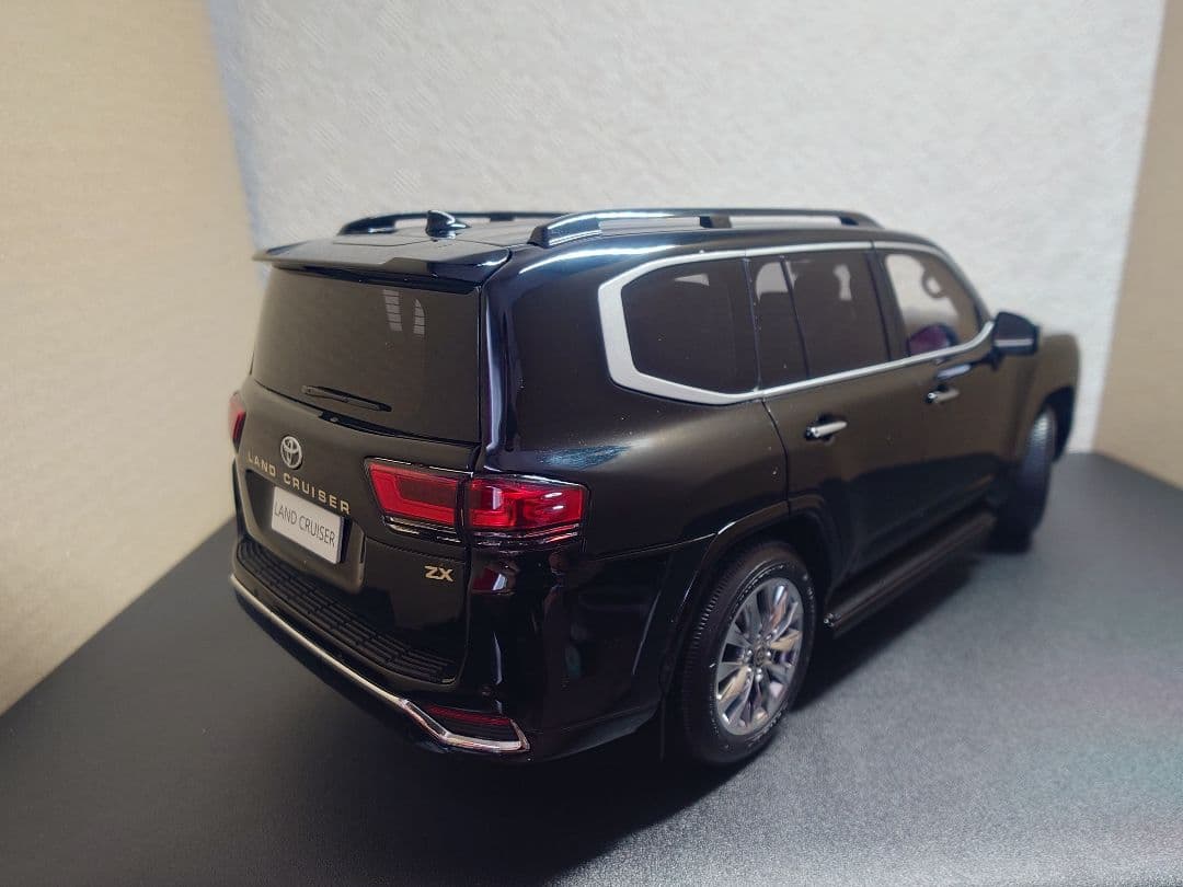 LCD Models 1/18 ランドクルーザー300 ZX