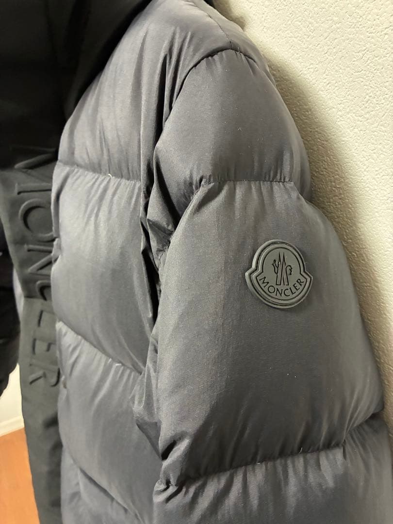 MONCLER フード付き黒ダウンジャケット