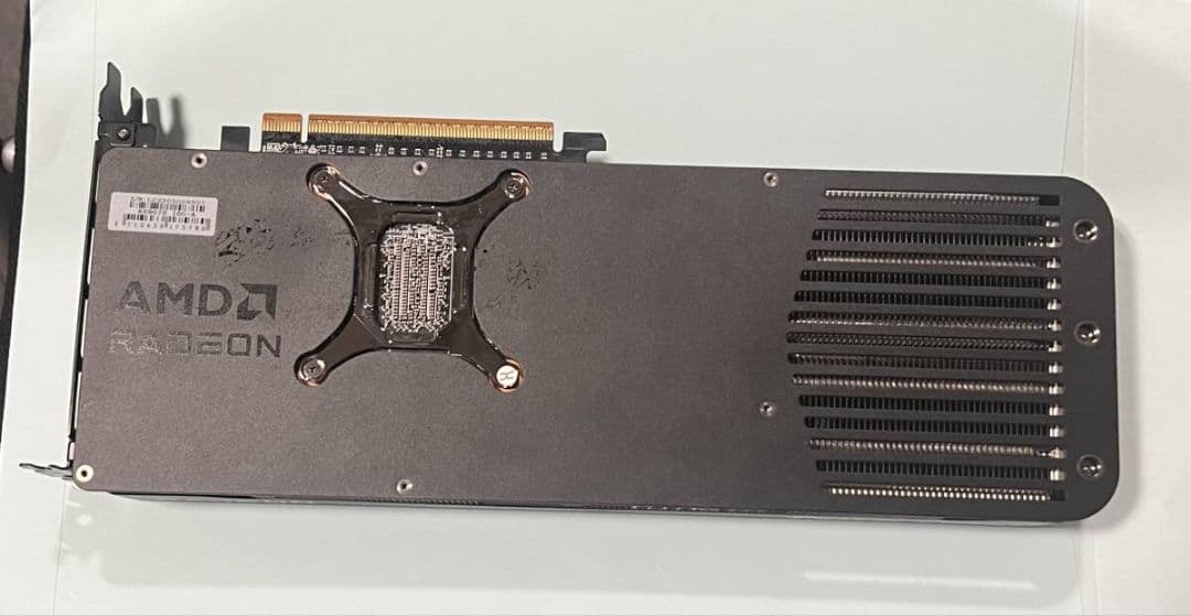 玄人志向 Radeon RX 9070 トリプルファン搭載