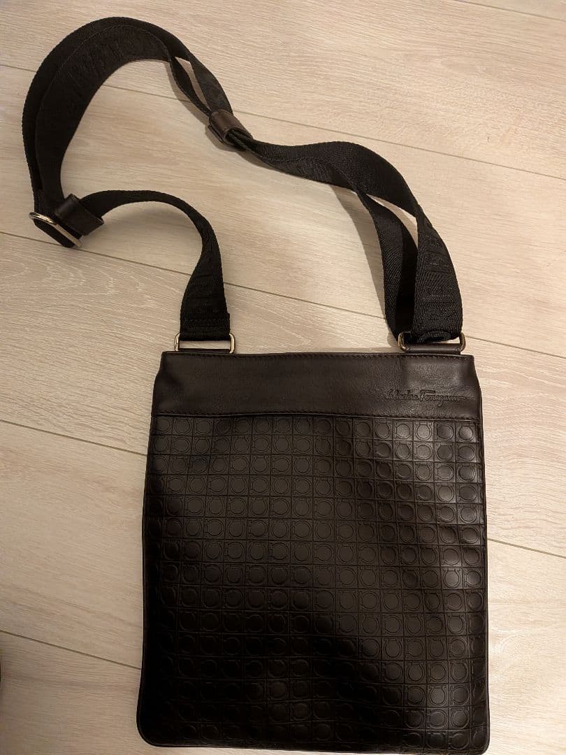 サルヴァトーレフェラガモ メン ズ ショルダーバッグ ガンチーニ