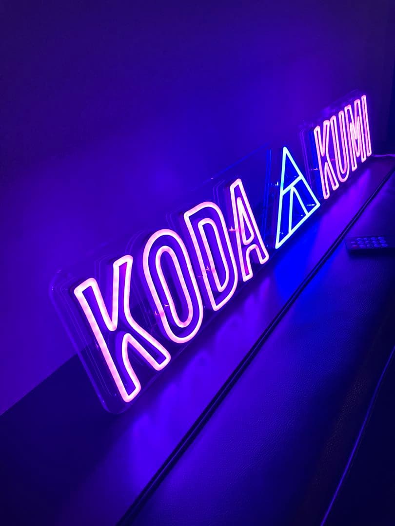 KODA KUMI ネオンライト 紫色ピンク色系