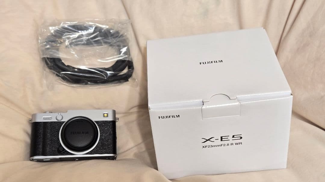 Fujifilm X-E5 ミラーレスカメラ 本体　(シルバー)