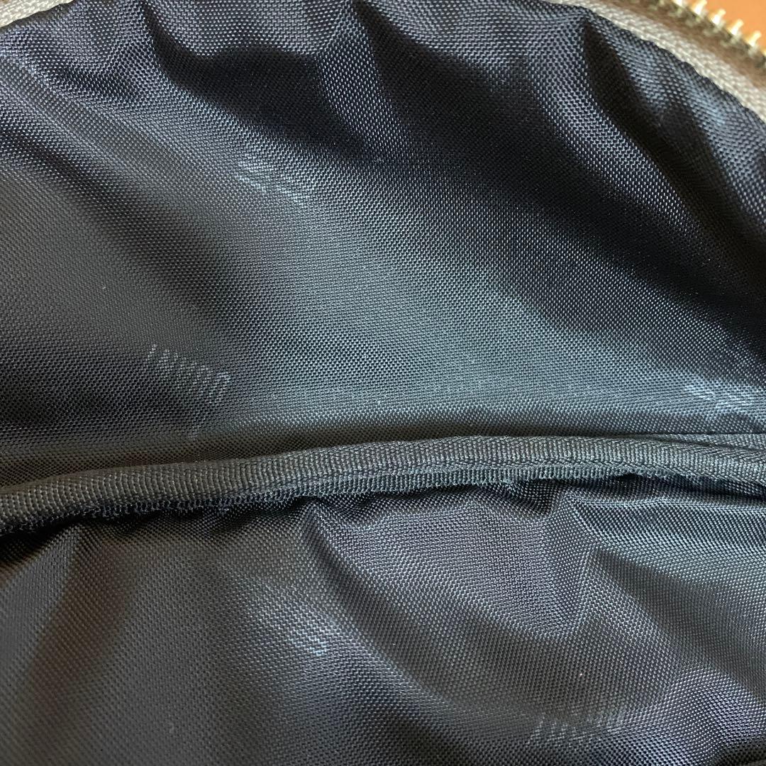 ウエストポーチ　ボディバッグ　レザー　グレージュ　エポビジューバック