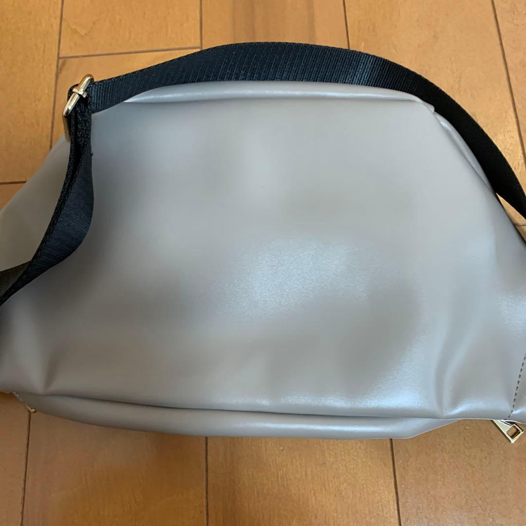 ウエストポーチ　ボディバッグ　レザー　グレージュ　エポビジューバック