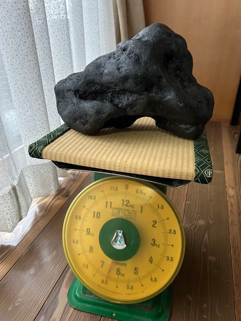 新潟県南魚沼市　水無川産　八海石うぶ石　何処からでも観れる珍しい一石