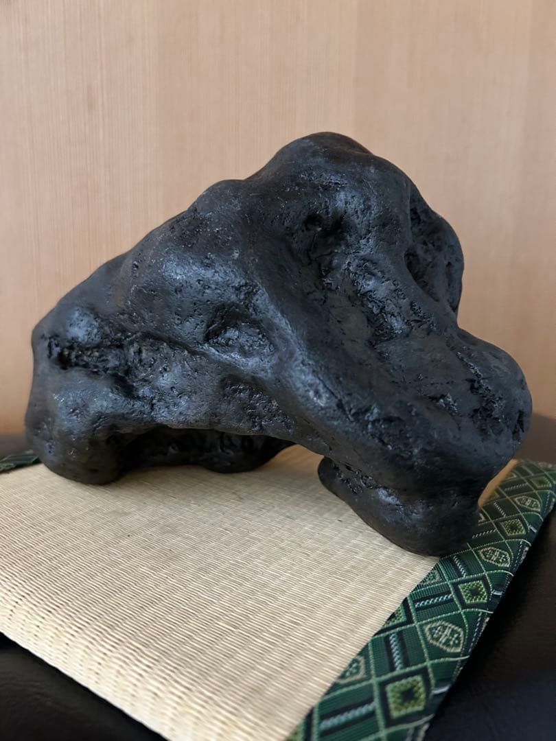 新潟県南魚沼市　水無川産　八海石うぶ石　何処からでも観れる珍しい一石