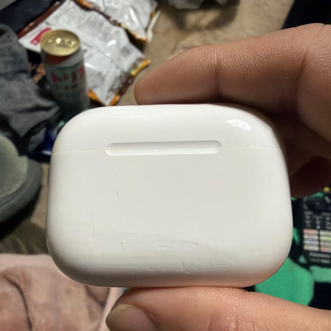 AirPods Pro3本体 、ケースに目立つ傷あり。正常に使用可能
