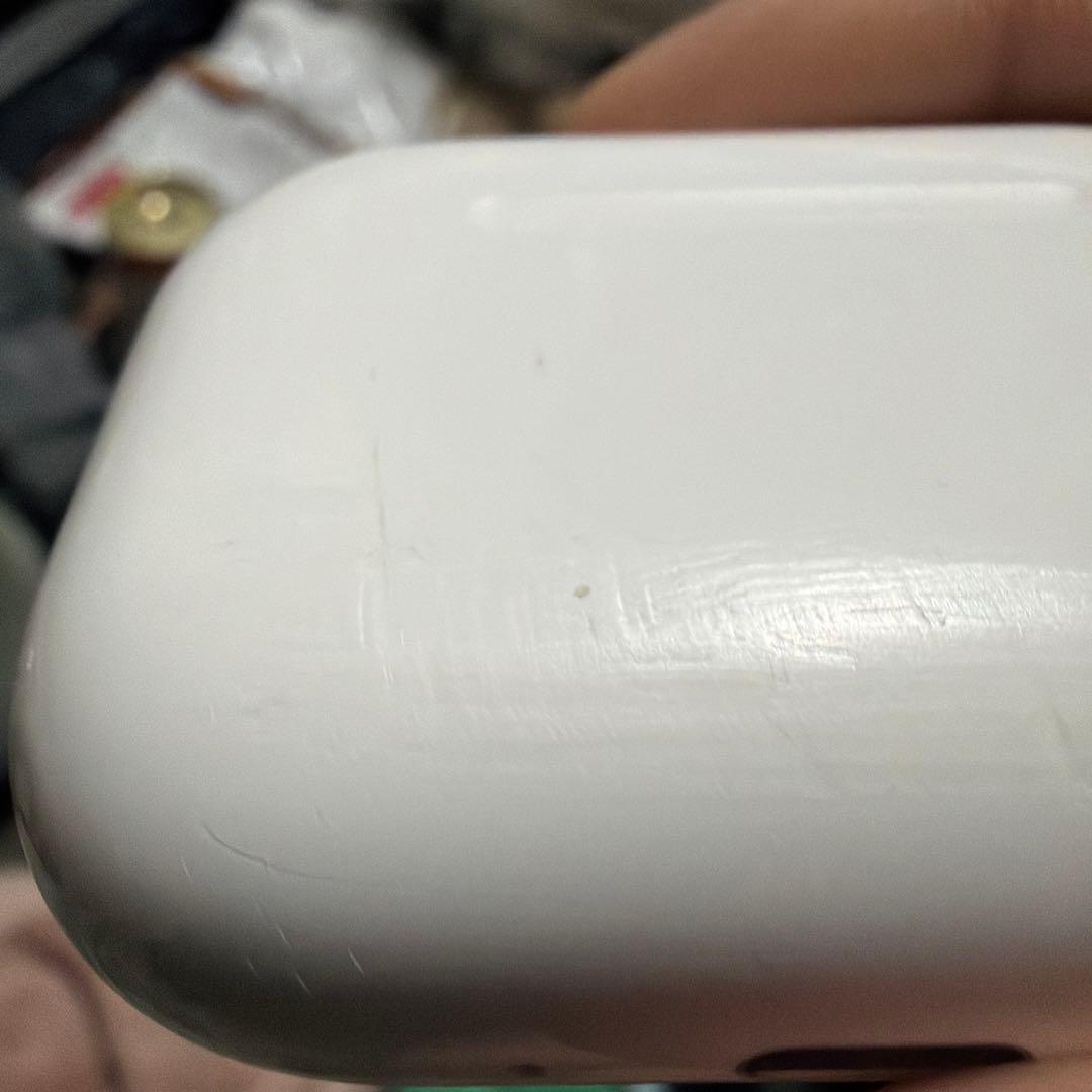 AirPods Pro3本体 、ケースに目立つ傷あり。正常に使用可能