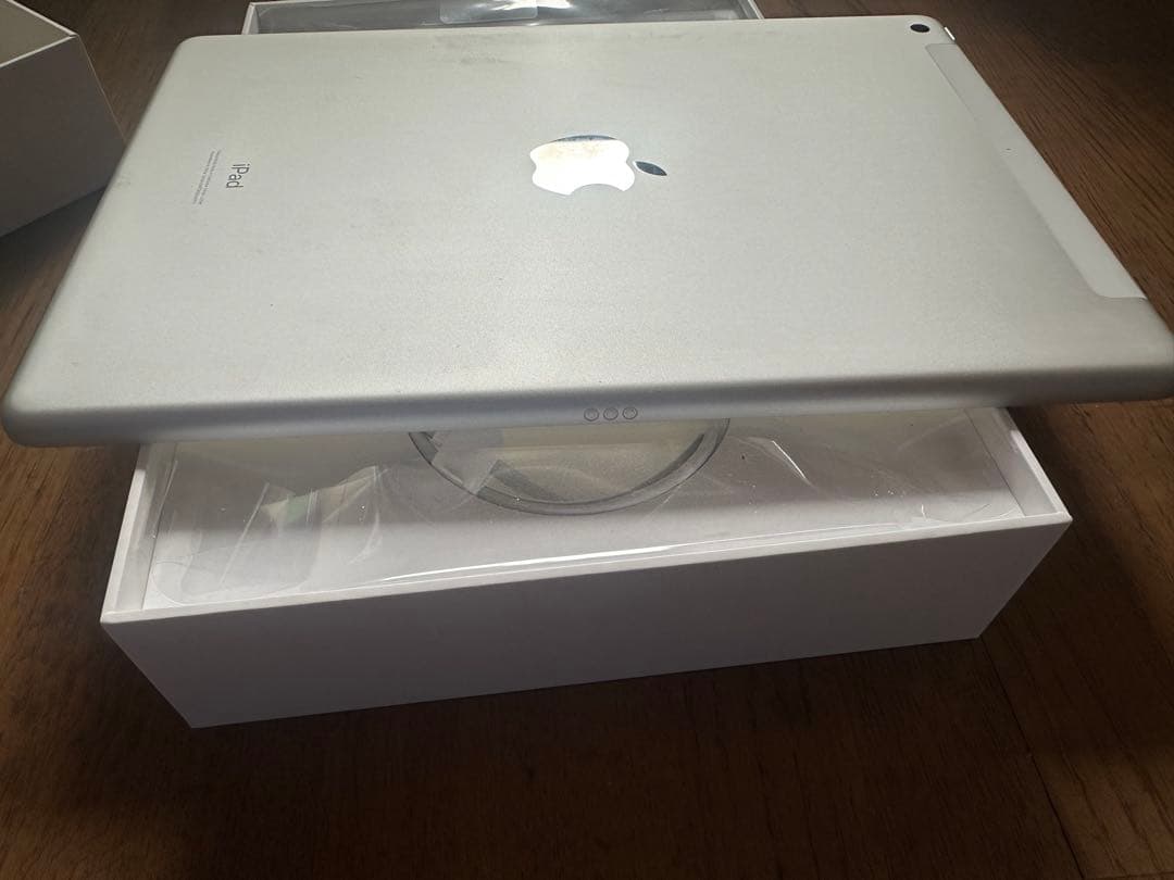 Apple iPad 7th wifi＋cellularモデル^_−☆