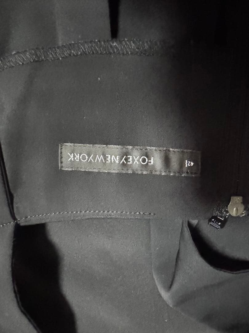 黒のノースリーブ膝丈ワンピース